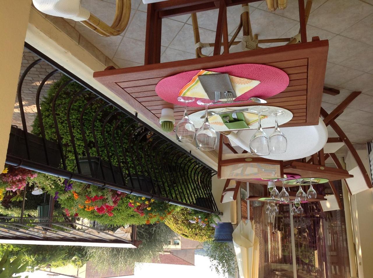 Hotel Restaurant Les Oliviers نييون المظهر الخارجي الصورة